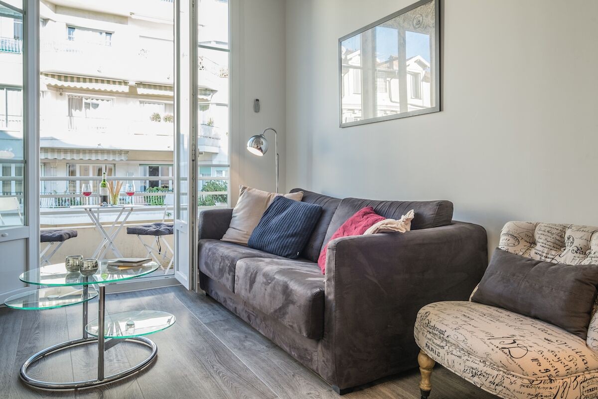 Self Catering Cafe Charming One Bedroom Apartment In Nice