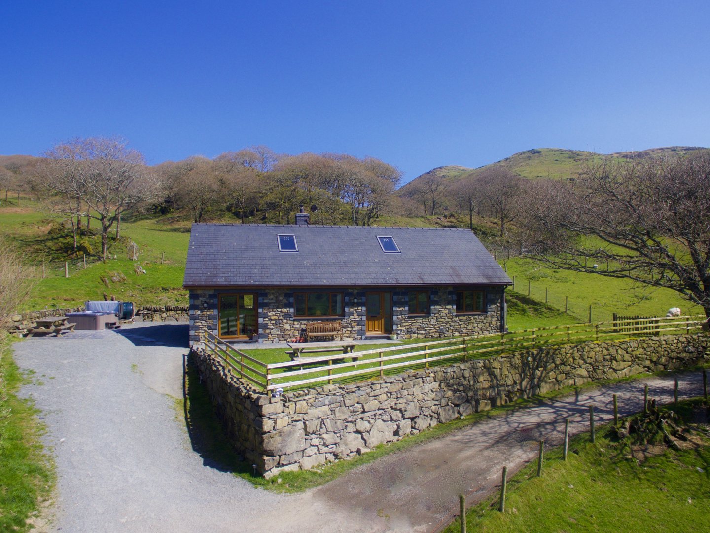 Llidiart y Llyn Holiday Rental in Snowdonia, Gwynedd