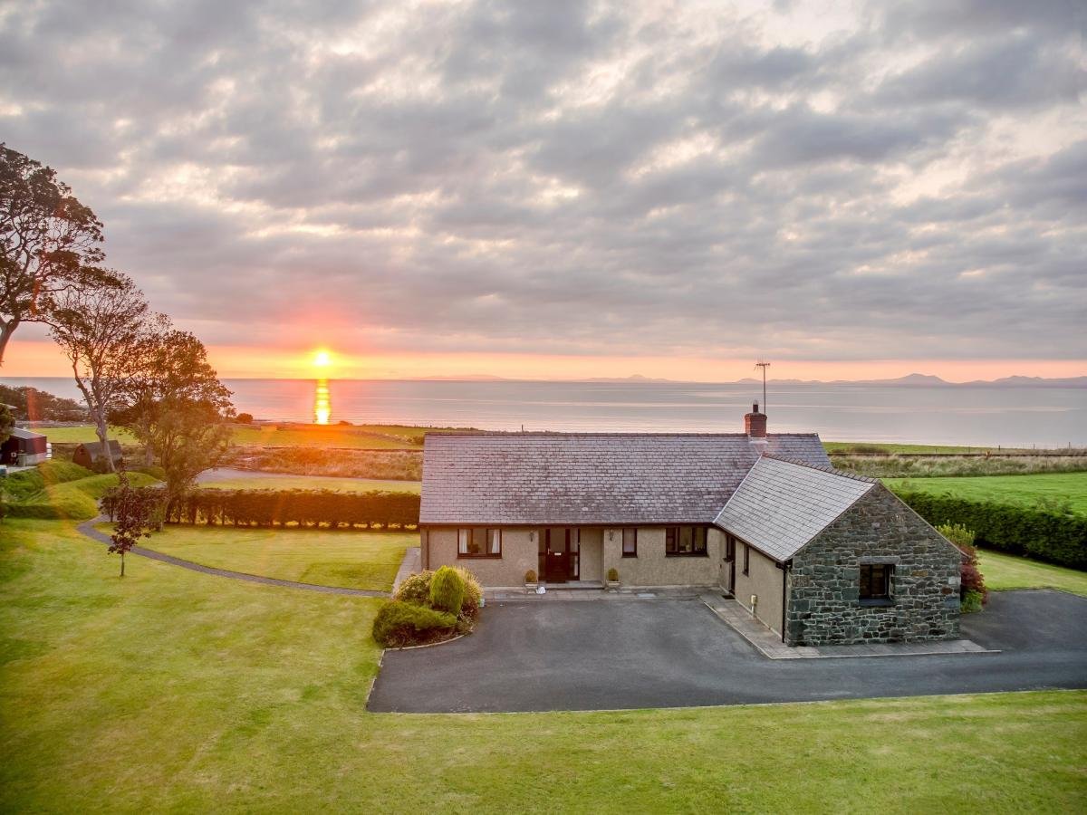 Bungalow In North Wales Holiday Cottages In Snowdonia Gwynedd Wales 